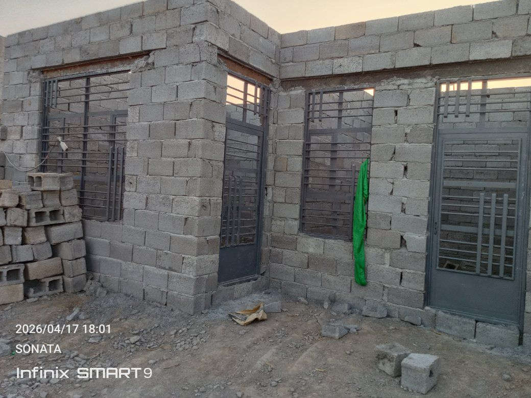 السلام عليكم دار هيكل مساحة 180 متر مهيكل كامل أساس صب رباط بي بوب وشبابيك كامله طابو زراعي سند 25 موقع قرب ملعب هشام زليزل للستفسار ***********
