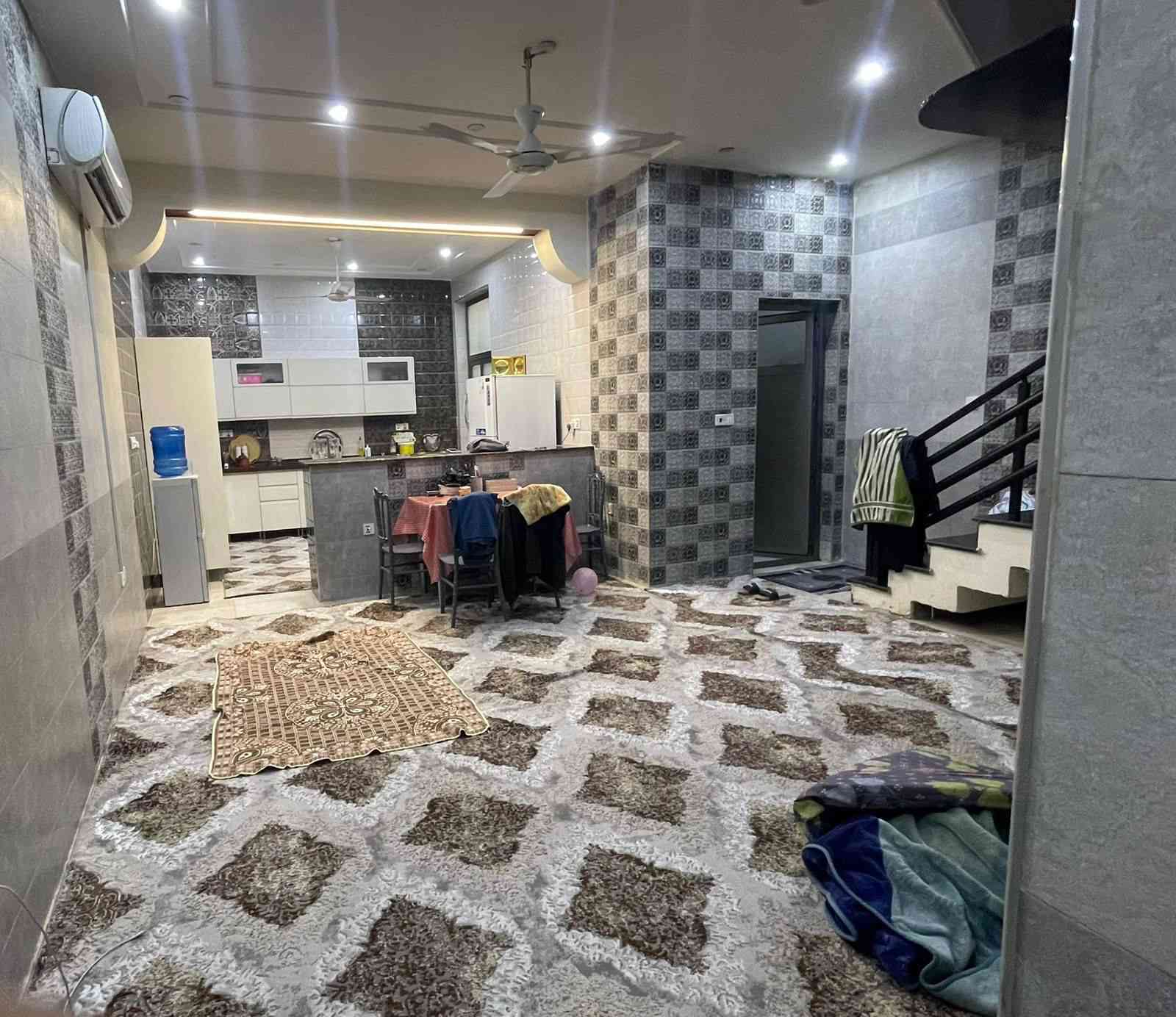 سلام عليكم بيت للبيع في منطقه زعفرانيه حي الامانه مربع الأول مساحه البيت 125وجه6وربع
متكون من 
طابق ارضي متكون من ستقبال وصاله مطبخ مفتوح عل صاله حمام 
طابق اول متكون من غرفتين كبار وصاله حمام 
طابق ثالث متكون من غرفه وصاله 
بيت طابو صرف سعر217وبي مجال   
للتواصل ***********
سلام عليكم بيت للبيع في منطقه زعفرانيه حي الامانه مربع الأول مساحه البيت 125 واجه 6وربع بناء 2024
