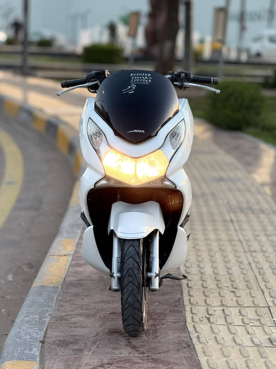 السلام عليكم للبيع دراجه pcxجيل الاول ياباني جديده لوك مكينه مكفوله كفاله عامه مال رمبه كفرات اصليه دراجه جديده سلعه معدل فول برغي ممفتوح بيه حساس زدحام ستان كهربائي اوراقه كامله. السعر ميلون250  وبيه مجال  العنوان بغداد الكراخ  الهاتف ***********  الأصل وبيك خير ودلل
