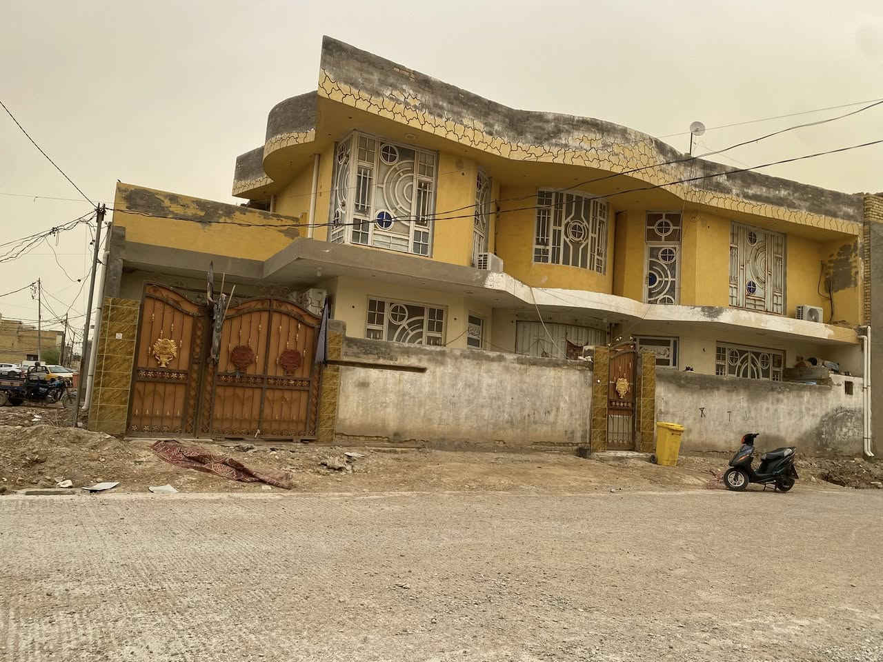 بيت للبيع بالخاجية ركن 200متر منطقة7000 خلف معرض البيع المباشر
طابقين الطابق الأول متكون من هول واستقبال ومطبخ وغرفتين 
الطابق الثاني هول و 3 غرف 
الواجه عوزها بس صبغ من الداخل جديد 
***********
