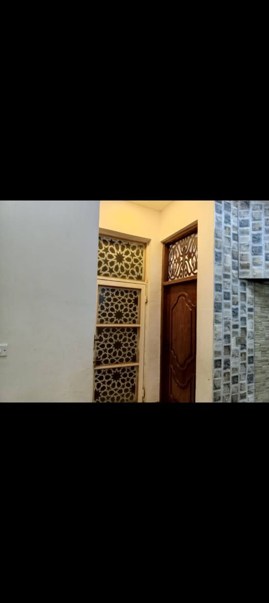 السلام عليكم بيت بخاجية الضباط قرب مدرسة النهرين الاهلية يتكون من 4غرفنوم صالة وهول مطبخ حار بارد مع 5حمامات ومنورين الواجهة الأمامية 12.5 النزال20المساحة الكلية 250 للبيع علما سنة البناء22 الاتصال على الرقم التالي ***********@
