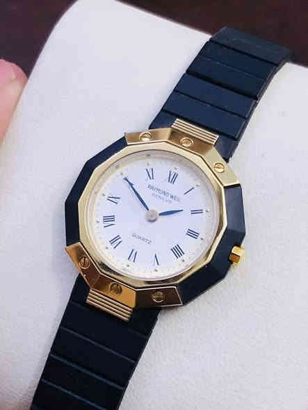 ساعة رايموندويل جنيف /نسائي 
‏ / كاربون RAYMOND WEIL
كوارتز- اصدار خاص 
 تغليف ذهب - قفل فراشه  
انتاج الثمانينات من النوادر      
لوك غير مستعملة 
للاتصال ***********
