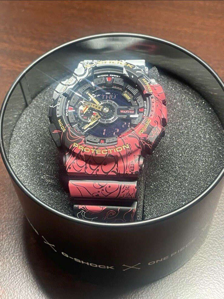 هذه ساعة Casio G-Shock x One Piece إصدار محدود، طراز GA-110JOP-1A4. 
الميزات الرئيسية:
تتميز الساعة بتصميم مستوحى من شخصية الأنمي الشهيرة مونكي دي لوفي (Monkey D. Luffy) بطل سلسلة "ون بيس".
الألوان الأساسية هي الأسود والأحمر مع لمسات صفراء.
العقرب عند مؤشر الساعة 9 مصمم على شكل قبعة القش التي يرتديها لوفي.
موديل GA-110JOP-1A4 هو ساعة تناظرية ورقمية معاً، ومقاومة للصدمات والماء حتى عمق 200 متر.
تم إصدار هذا الإصدار بالتعاون الرسمي في يوليو 2020، ونفد بسرعة كبيرة في السوق.  
الساعه ماملبوسه ابد نضافه 100
السعر 200 الف سعرهة بل الوكالة 590 دولار


**إذا كنت صاحب هذا الإعلان وتريد حذفه لأي سبب، رجاءا أرسل رسالة إلى الدعم الفني**
