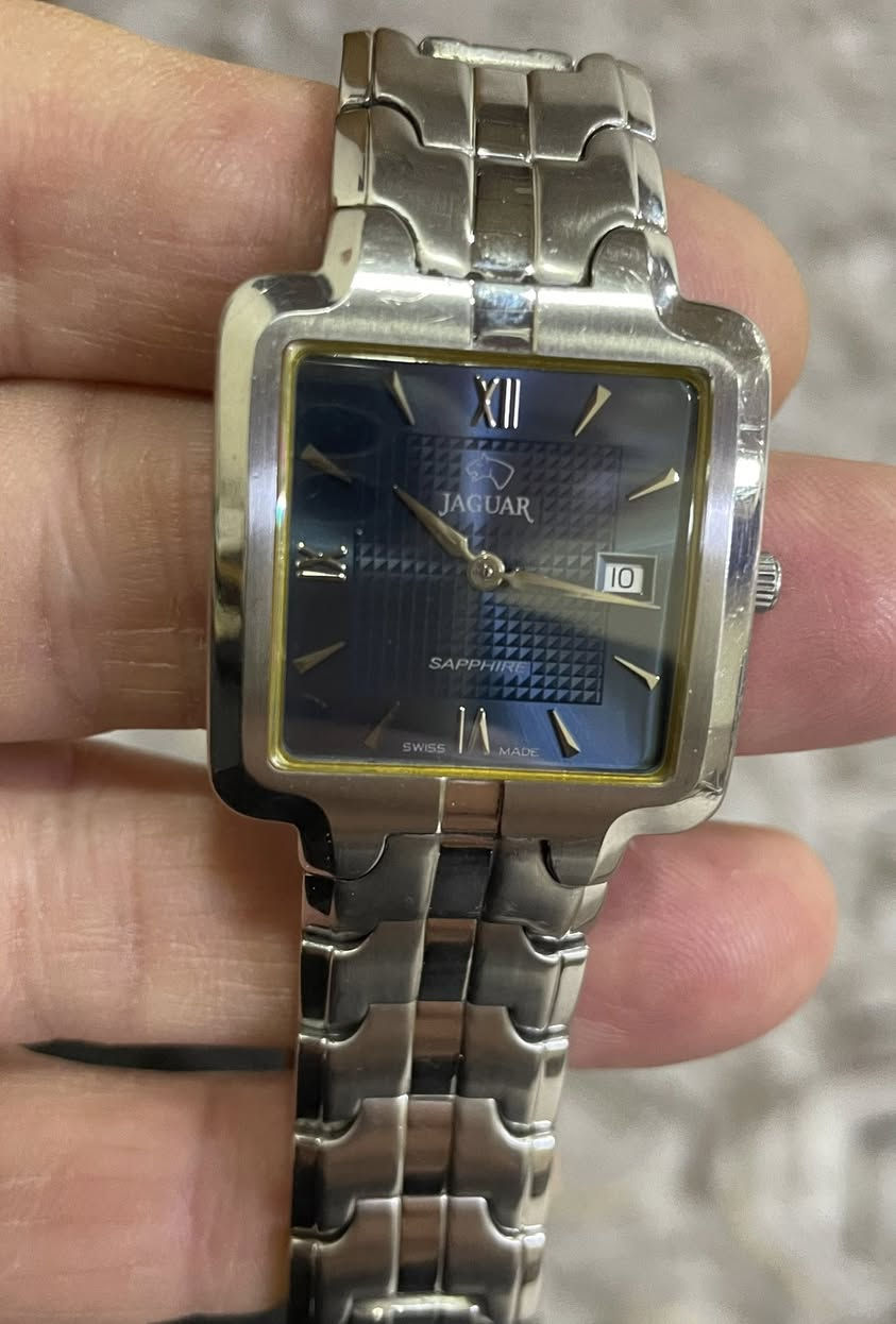 ساعة جاكوار( jaguar )السويسرية. كلاسيكية المميزه بقطر 28-30 ملم المينا لون أزرق داكن
مع نقشة مربعات في المنتصف الهيكل والسوار مصنوعان من
الفولاذ المقاوم للصدأ
(Stainless  Steel) 
الزجاج من الياقوت المقاوم للخدوش ( Spphire)
نافذه لعرض التاريخ اليومي 
ارقام لاتينية عند الساعات 
3 و 9 و 12 
الوقت مضبوط جداً جدااااااااً
السعر 135 ألف
للمهتم خاص ***********
المكان كركوك يوجد توصيل
لكافة المحافظات
