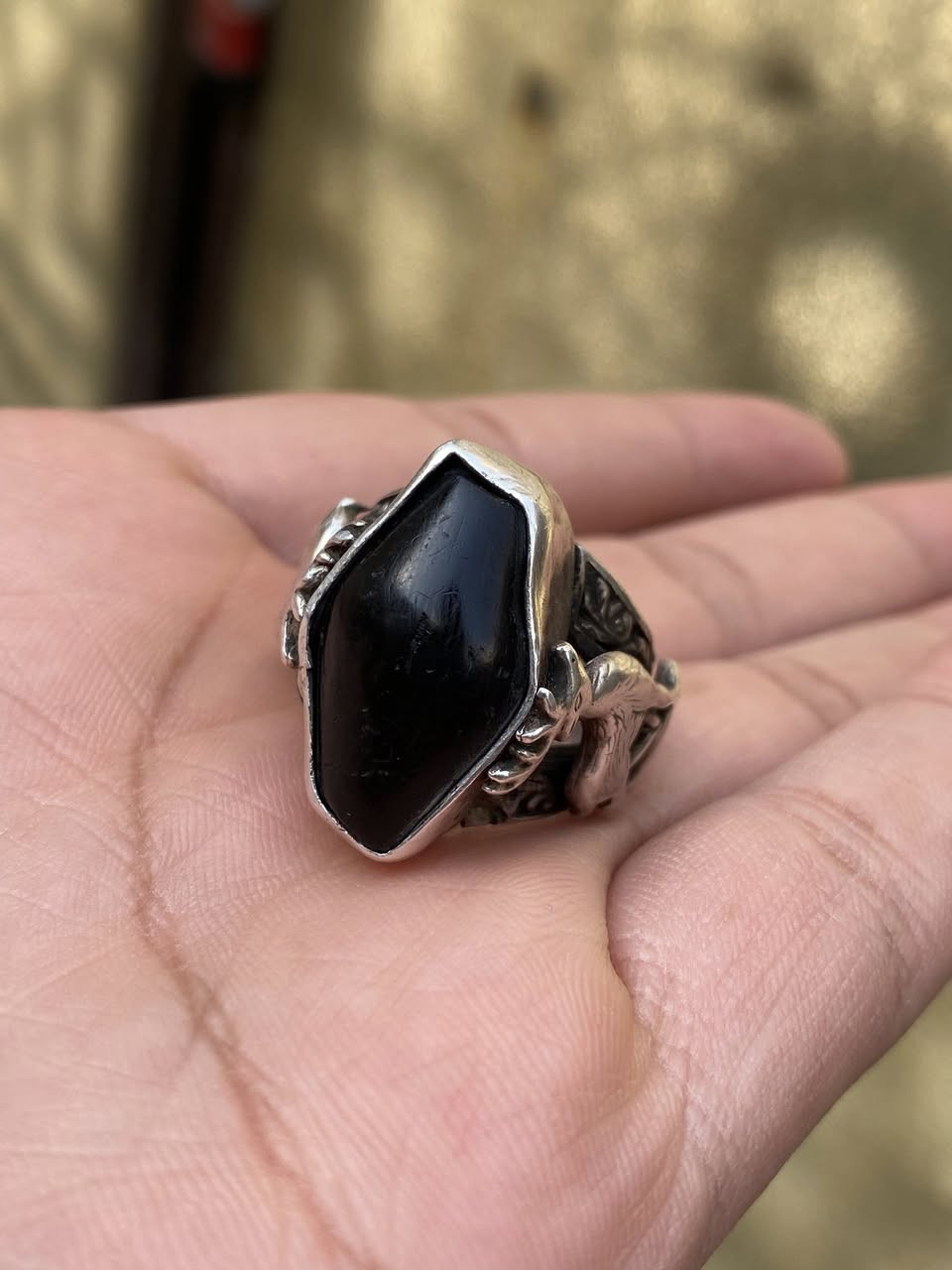 � للبيع — حجر السلوى النادر

قطعة مميزة ونادرة جدًا من حجر السلوى القديم
🔹 حجم ضخم وصياغة متقنة بتفاصيل فاخرة
🔹 مناسب لهواة النوادر والمقتنيات الثمينة

📍 الموقع: بغداد
🚚 توصيل متوفر إلى جميع محافظات العراق

للاستفسار والتفاصيل الخاصة يرجى التواصل خاص


**إذا كنت صاحب هذا الإعلان وتريد حذفه لأي سبب، رجاءا أرسل رسالة إلى الدعم الفني**