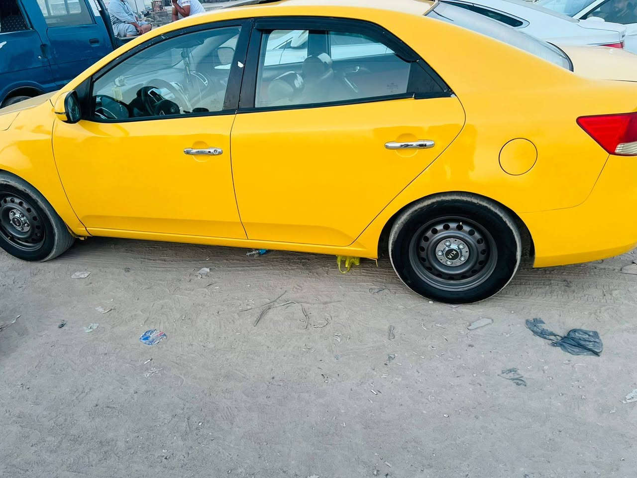 كيا فورتي 13 فول مواصفات لمتد واحد عل واحد رقم بغداد احدثها خشم جاملغ وخشم البنيد بدون دواخل ليبل واحد كير ومكينه شرط الفحص مكاني بغداد مدوشمه ارضيه وسقف وسفاريات وكشن مخمل *********** سعرها 92وبيها مجال
