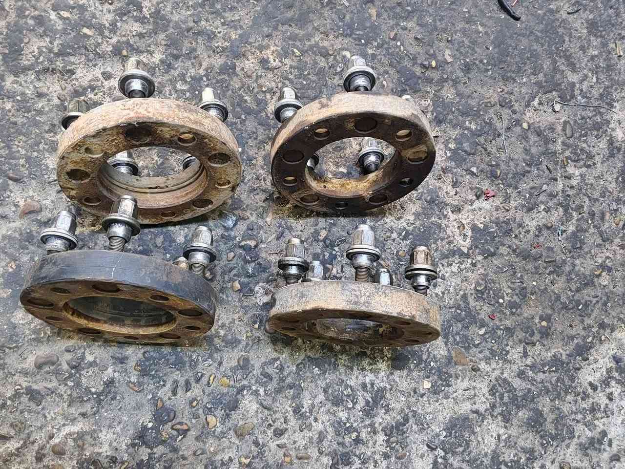 للبيع سبيسرات وغراض مستخدمه عله الشغل متواجد واتساب ***********
