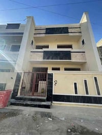 بيت للبيع مساحه ١٠٠ م واجه ٦ وربع والنزال ١٦ متر طابقين بيت جديد يحتوي...