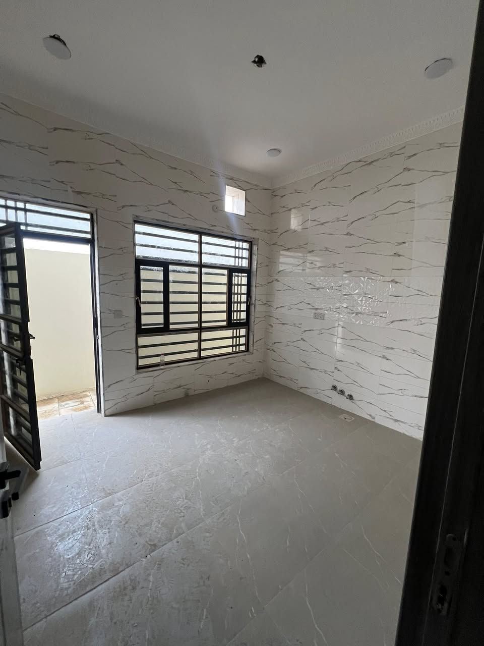 🏠دار سكن 🏠
__
⭕العنوان: طريق السنيه السياحي داخل مجمع توحيد
  ⭕مقابيل؛السكه القطار
⭕موقع مميز _
____
🌿زراعي سند25
🌿بناء حديث2026
🌿كونكريت مسلح 
🌿طابق واحد
🌿غير مسكون 
🌿ركن وعل ساحه

♦️المساحة :100م² 
♦️الواجهة  : 10متر
----------------
                     
تفاصيل الدار 🏠
___
🌿غرف نوم 💯
🌿صالة
🌿مطبخ 
🌿استقبال 
🌿مجمع صحي 
    
   #مكتب_صناع_المال_للعقار 
عنوان المكتب
الفرات شارع الصب قرب التسفيرات 
للاستفسار مراجعة المكتب اوالاتصال على الارقام 
***********
***********
