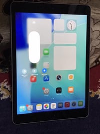 ايباد 9 ذاكرة 64 بس بلا زمه بدله بصمه شغاله وسعره 180 وهذا 07737370328