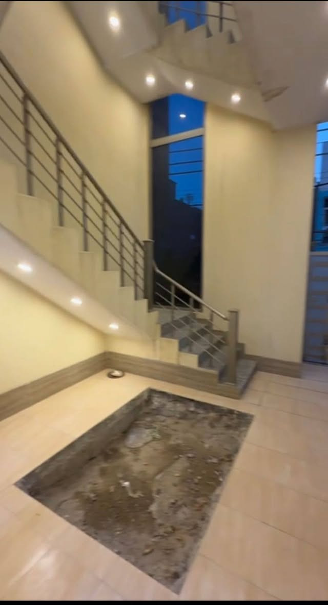 🌆 #شقة_حديثة_ارضية_للايجار 🌆
              سكني__تجاري
📍الموقع :- #المنصور _ حي المتنبي 

🔛المساحة :- 150 متر 

◾️تحتوي على :- مدخل _ صالة كبيرة _ مطبخ امريكي _ غرفتين نوم واحدة ماستر _ صحيات .

⁉️ لمعرفة الإيجار اكتب رقم 4بالتعليقات.

🌐للمزيد من العروض لطفاً الاشتراك بقناتنا على التليجرام :
https://t.me/Ajarty

🌐للمزيد من العروض لطفاً 
الاشتراك بقناتنا على واتساب  :
https://whatsapp.com/channel/0029VaDf8d14yltRzy5EwZ15

📍عنوان الشركة : حي الجامعة _ بداية شارع المركز 

📌للمعاينة والاستفسار : يرجى التواصل على الارقام التالية 📲
***********
***********
