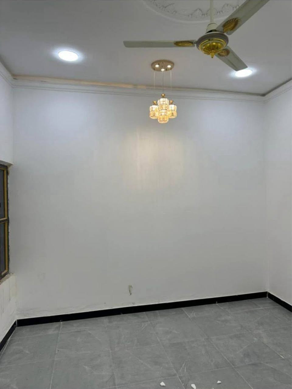 #اسعد_الله_اوقاتكم_بكل_خير⁉️👋🏼

دار سكن للبيع بناء 2025 

للاستفسار تصل

#المساحه 200 متر  على تبليط مباشرتاً شارع 12 متر

#جنس_العقار :: طابو ملك صرف زراعي باسم عراقي سند 25 

#العنوان :: البصره أبي الخصيب محيله قرب سوك محيله 
يبعد عن شارع سايدين 200متر موقع راقي

#يحتوي البيت على ثلاث ٣ غرف منام كبار
و ديوان
و مطبخ و صاله
و مناور عدد 2
و صحيات داخلي وخارجي  و كراج سياره

#البيت جاهز من كلشي تستلم البيت عنده المكاتبه
كامل من مقطوره و كيزر و ماطور
جيب اثاثك و اكعد
و الف عافيه الي ياخذه

جميع الخدمات متوفره ماء كهرباء شارع 12 متر تبليط مباشرتاً غريب على 
#السعر ( 122مليون وبي مجال 
#للاستفسار الاتصا على الهاتف *********** البصرة, العراق
