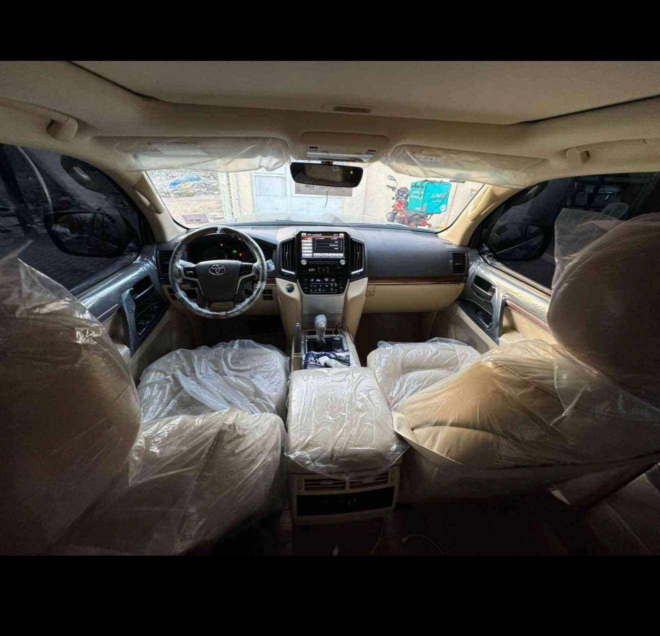 سلام عليكم 
للبيع لاندكروز Gxr محرك 6 سلندر 
موديل 2017 فطيم اصلي باب اول رقم بغداد الدولي مميز سنوية وهزة جديدة سيار
كير ومحرك وصدر مكفول 
 تخم تاير جديد شركةاصلي استخدام 
شخصي 
صورة سونر موجوده 
المواصفات 
1.ايرباك 8
2.كشنات جلد كهرباء
3.داخل بيجي 
4.تشغيل عن بعد 
5.حساسات امامية خلفية
6.لايتات زنون
7.ماوس تحكمات 
8. تغليف ppf
ماشيه 200 قابل لزياده
 وبعد هواي مواصفات مال فطيم بيع فقط  استخدام مال بيت للاستفسار الاتصال على الرقم *********** بغداد, العراق
