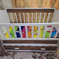 تخت للبيع  السعر 100  استفسار اتصال على الرقم 07721074445