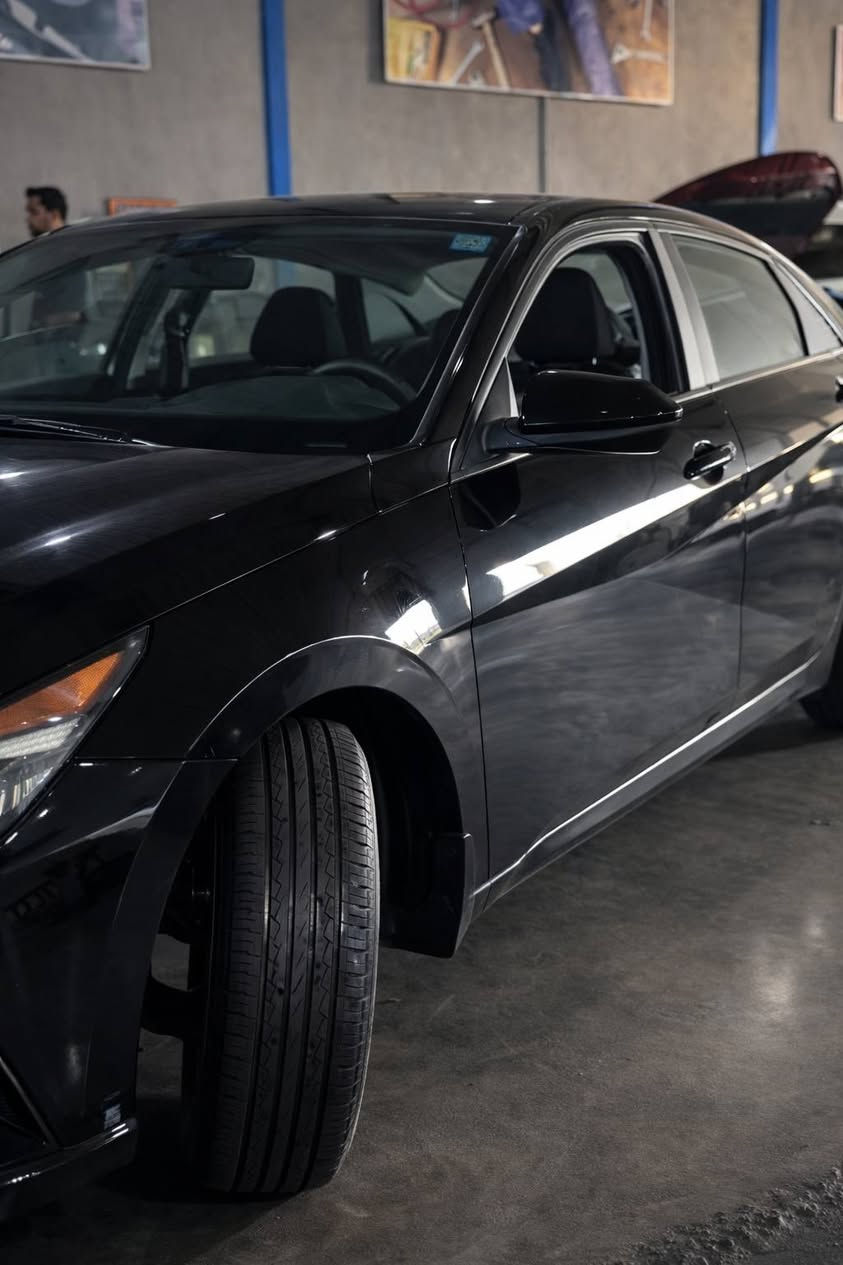 🚨 للبيع – إلنترا 2022 نظيفة وجاهزة 🚨
🔹 موديل 2022
🔹 لون أسود
🔹 قير AT محوّل من CVT ( بيك خير واكبس)
💰 كلفة التحويل 15 ورقة 
⛽ مكينه 2000 دوش ( بانزين عادي) 

⚙️ مواصفات مهمة:
مودات قيادة: Normal / Sport 
تحذير + بريك أوتوماتيك عند الاقتراب من سيارة امامك أو خلفك
تبريد وتدفئة ( يخبل)
شاشة + بلوتوث + USB
اشاير بالمري
كاميرا خلفية
مثبت سرعة
تحكم من المقود
ABS + مانع انزلاق

✅ استخدام شخصي
✅ صيانة منتظمة
✅ جاهزة بدون أي صرف ( ترايك للشمال)
📍 الموقع: (العماره)
💰 السعر: (128) وبيها مجال 
📞 الاتصال: (***********)

( للعلم السيارة معوقين ومعوقها هنا بالعمارة والوكالة وي السيارة باسمك) 
حادثها منشور وجدا بسيط
🚗 تفحص، جرّب، وخذها وأنت مرتاح
