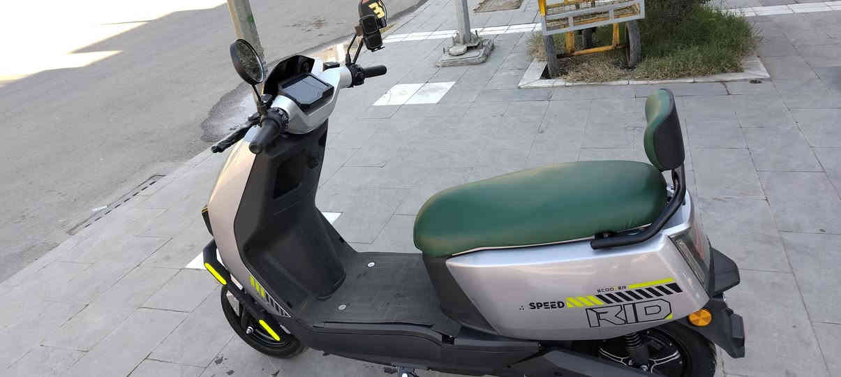 السلام عليكم دراجه شحن نظيفة جدا للبيع استخدام قليل البطاريات ٦ جديدة الحجم الكبير الكويل ٢٠٠٠ السرعه الحقيقة ٧٥ كم تمشيك ٤٥ بالشحنة الواحدة بيهة استاند موبايل  مكاني بغداد الكرادةللاستفسار الاتصال على الرقم *********** موجود واتساب
