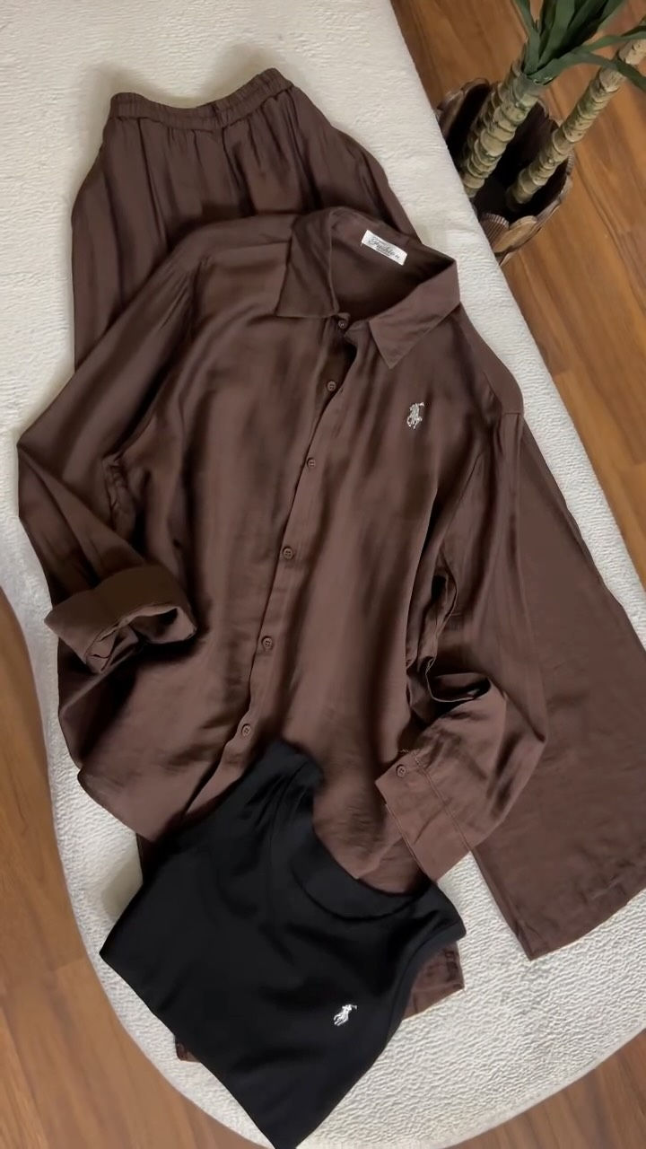⁨	اللون الجوزي رهيب 🤎🥥
والخامة كلش مريحه وبارده
طول القميص 75 cm يغطي الورك
كيلوت يجي للاستيك 
مقاس فري يلبس 38/40/42/44/46/48
📞***********⁩
