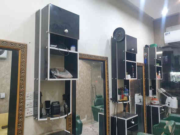 السلام عليكم #غراض_حلاقة(  #البيع ) (٣ قطع مرايات) و (٣ قطح ميوزه) و ( ٣ قطح رفوف) يصيرن ٩ قطع بسعر 300 الف وبيهن مجال (الاستفسار تصال على رقم  او مراسله صفحه *********** 
( 📍مكاني بغداد مدينة الصدر الاورفلي)
