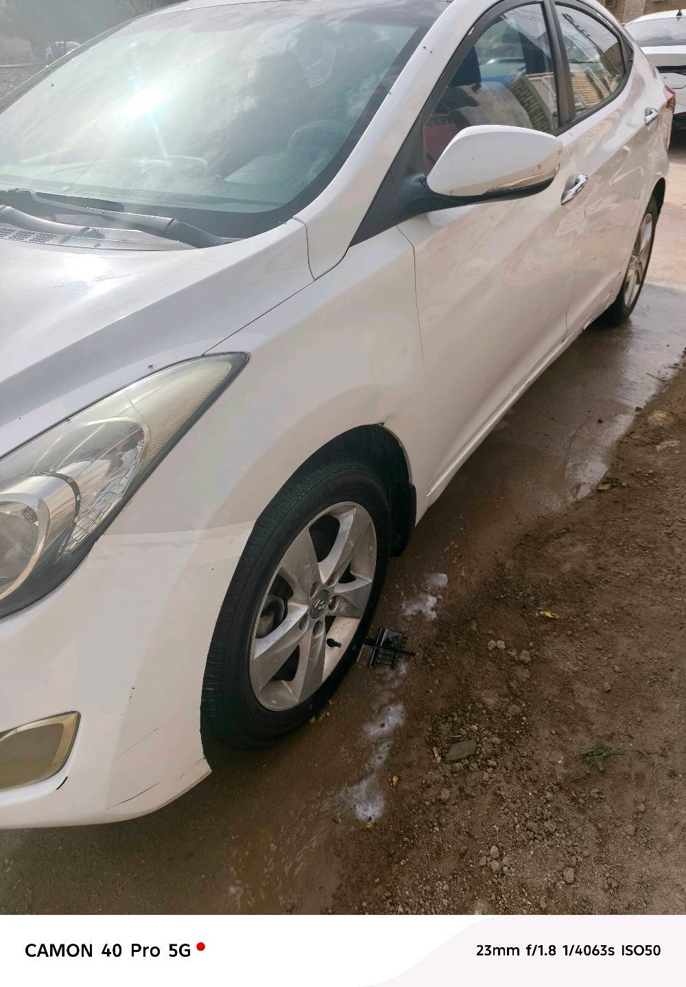 سيارتي هيونداي النترا 2014 للبيع، اللون أبيض ومعروفة بمتانتها وكفاءتها في استهلاك الوقود. تحتوي السيارة على بعض الخدوش والصدمات الطفيفة كما هو موضح في الصور. الداخل نظيف ومصان بشكل جيد مع مقاعد مريحة ومكيف هواء فعال.