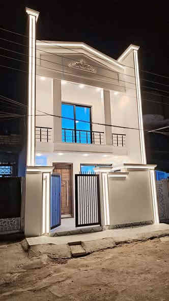 سلام عليكم بيت مساحة  ١٠٦ متر طابو صرف بناء حديث درجة ولى  شارع ١٢ متر دورة ابو دشير خلف السوك  يحتوي على صالة مطبخ غرفتين نوم خدمات عدد 2 مناور عدد 2 لاستفسار ***********
