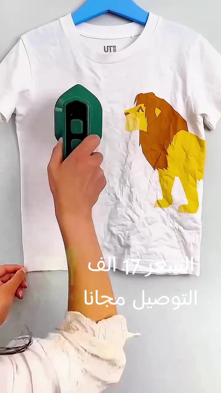 مكواة سفر بخارية صغيرة محمولة

الاستخدامات

كي الملابس بسرعة أثناء السفر أو في المنزل.

إزالة التجاعيد من القمصان، الفساتين، والملابس الخفيفة.

مناسبة للملابس المعلقة أو الموضوعة على الطاولة.

مثالية للطلاب والمسافرين أو للاستخدام في الفنادق.

يمكن استخدامها لترطيب القماش قبل الكي للحصول على نتيجة أفضل.

المميزات

مكواة صغيرة وخفيفة الوزن مصممة خصيصاً للسفر.

مزودة بخاصية رش الماء  البخار لتسهيل إزالة التجاعيد.

خزان ماء صغير مدمج لإنتاج بخار خفيف أثناء الكي.

زر مخصص لرش الماء وترطيب القماش قبل الكي.

قاعدة كي مسطحة لتوزيع الحرارة بشكل متساوٍ.

مؤشر ضوئي يوضح حالة التشغيل.

تصميم مريح وسهل الاستخدام بيد واحدة.

القدرة الكهربائية: 40 واط.

الجهد الكهربائي: 110 – 240 فولت.

التردد: 50 هرتز.

طول السلك: 130 سم.

محتويات الصندوق

مكواة السفر البخارية.

كوب قياس صغير لتعبئة الماء.

كتيب تعليمات الاستخدام.

الملاحظات

يجب تعبئة خزان الماء قبل استخدام خاصية البخار.

يُفضل استخدام ماء نظيف لتجنب الترسبات.

لا يُترك الجهاز يعمل بدون استخدام لفترة طويلة.

يُترك ليبرد قبل التخزين بعد الاستخدام.

قياس الكارتون:

طول 23 سم  عرض 9 سم  ارتفاع 8 سم.


**إذا كنت صاحب هذا الإعلان وتريد حذفه لأي سبب، رجاءا أرسل رسالة إلى الدعم الفني**