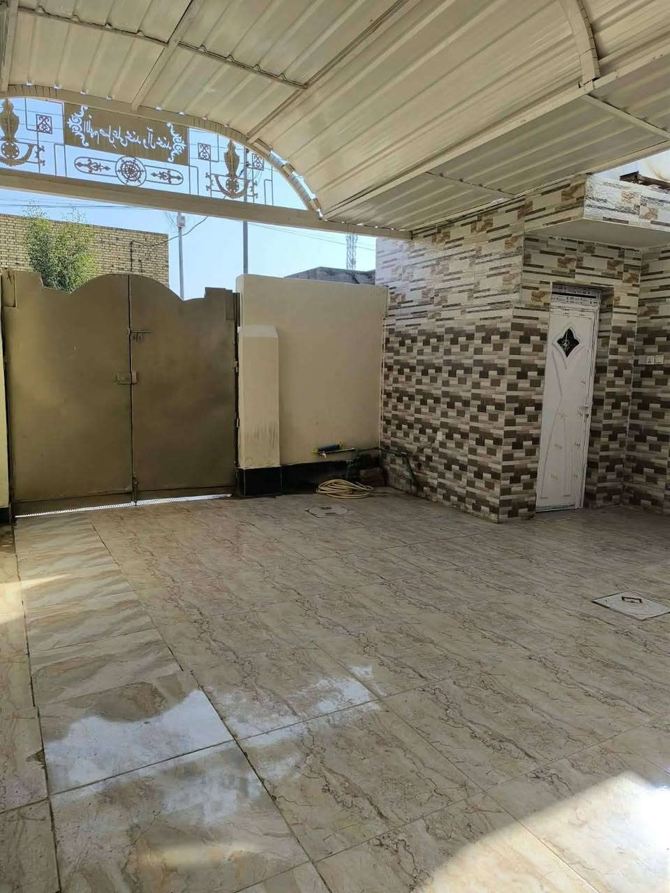 السلام عليكم دار للبيع المساحه 150 الموقع حي الاعلام  قرب النادي الرياضي للاستفسار ***********
