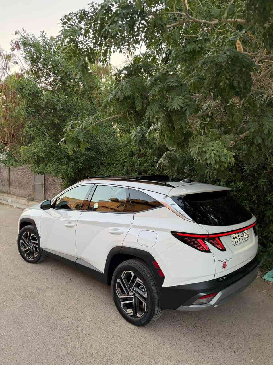 2025 Tucson limited 
توسان لمتد اعلى مواصفات لون ابيض واود امريكي 
فور ويل
رقم بغداد 
ضرر بسيط  جداً جداً بجم كبس 
فقط جزء من الباب الخلفي مصبوغ وجزء من الجاملغ الخلفي مصبوغ اثر شخوط وتكحيل بالجاملغ الامامي 
باقي السيارة كفالة  
بدون ايرباك بدون ايرباك 
السيارة جديدة ودخول جديد واخت الزيرو بعدها 
ماشية 15 الف ميل 
1- محرك 2500 بانزين 
2- بانوراما 
3-اربع كامرات امامي وخلفية وجانبية بالمرايات 
4- حساسات امامية وخلفية ١٢ حساس
5- رادار امامي وجانبي وخلفي نقط عمياء 
6-تتقدم وترجع بالبصمة 
7- كشنات جلد اسود وكهرباء الاماميات 
8- تبريد وتدفئة كشنات امامية وستيرن تدفئة وكشنات خلفية تدفئة 
9- كير تعليك و شفتات ستيرن 
10-خزن كشنات
11-لايتات عدسات تختلف عن العادي
12- صندوق كهرباء ومن تقترب منة يفتح  
13- داتا شو تعرض على الجامة الامامية 
14- سستم صوت Bose مع دمام بالصندوق
15-اوتو هولد
16- مساعدة النزول من المنحدرات 
17-شاحن تلبفون واير ليس 
18-حساس قراءة العين 
19-الوان داخلية تتغير ١٠ الوان بيها 
20- انارة داخلية led 
21-شحن تايب سي 
22- ويل كب حجم ١٩ 
23- شاشة كبيرة ابل كار بلي واندرويد اوتو 
السيارة جديدة ومابيها اي نقص 
مكان السيارة بغداد
السعر 233$ وبيها مجال 
*********** بغداد, العراق
