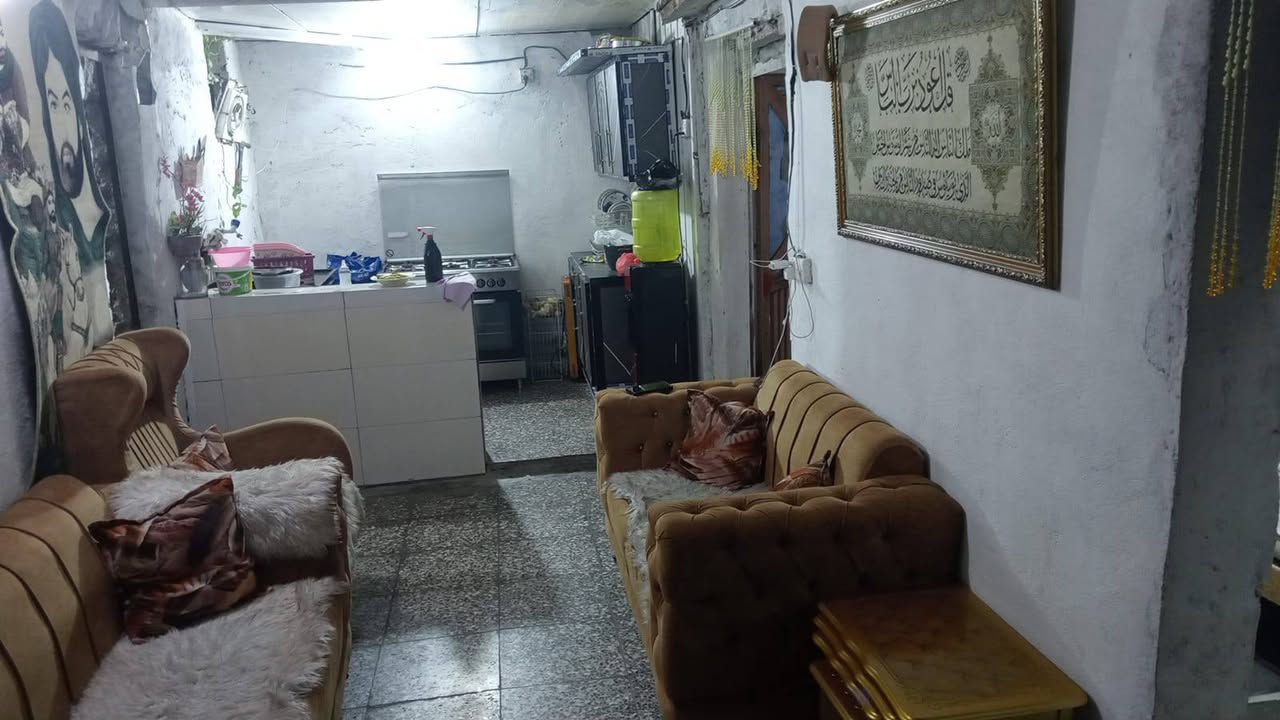 السلام عليكم اخوان بيت بتجاوز ثاني بيت عن شارع مجاري على رئيسي كهرباء كابينه وحده مي على رئيسي يمك مدارس مستوصف محطه مال غاز ونفط كلهن مقابيل بيت بي غرفتين وهول وصحيات ومطبخ حار وبارد وطرمه كلش جبيره سعر15والرقم بي واتساب ***********بيت بالحريه
