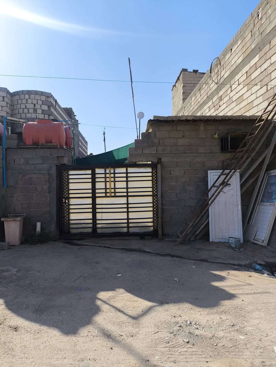 دار اللبيع بلقطع بيت طابو قرب مجمع الرحمه ثاني بيت عن الشارع العام تفاصيل  قرفتين نوم وصاله صحيات ثنين خارجي وداخلي وديوان  وكراج جبير مساحت البيت 150 السعر 70 وبي مجال
***********
واتساب او تصال
