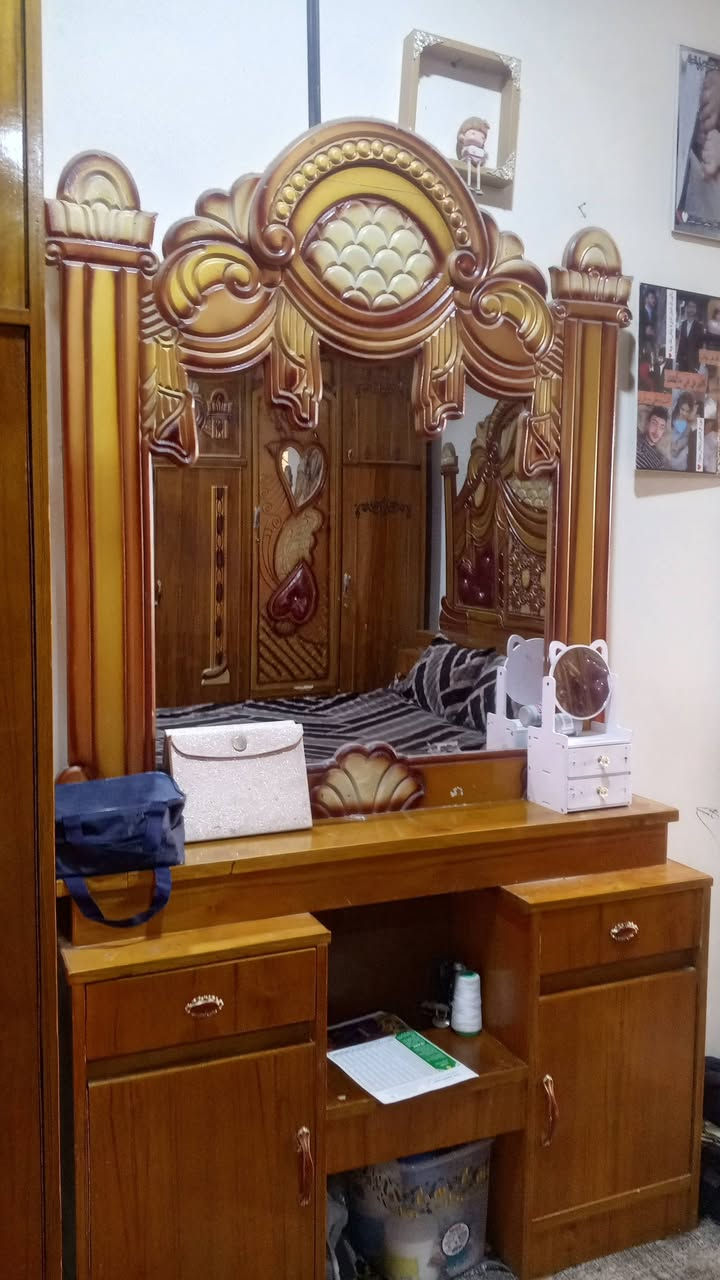 السلام عليكم غرفة للبيع السعر 650 قفلها  ***********
