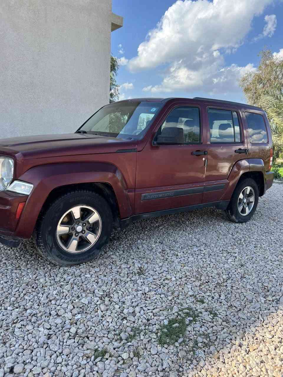 جيب لبرتي ٢٠٠٩
مكينه جديده قبل ١٠ أيام مبدلها 
كير نضيف 
حداديه نضيفه 
تخم تاير جديد 
سياره بلاديه وبدون حادث 
باسمي وسنويه جديده 
سعرها ٧٧
مكاني بابل 
***********
