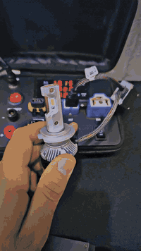 ليد H7 ٤٠ واط حقيقي٣ براد ضمان سنة
لونه جميل و سعره اجمل و ع الفحص ما عجبك يرجع 
للاستفسار خاص او واتساب ***********
