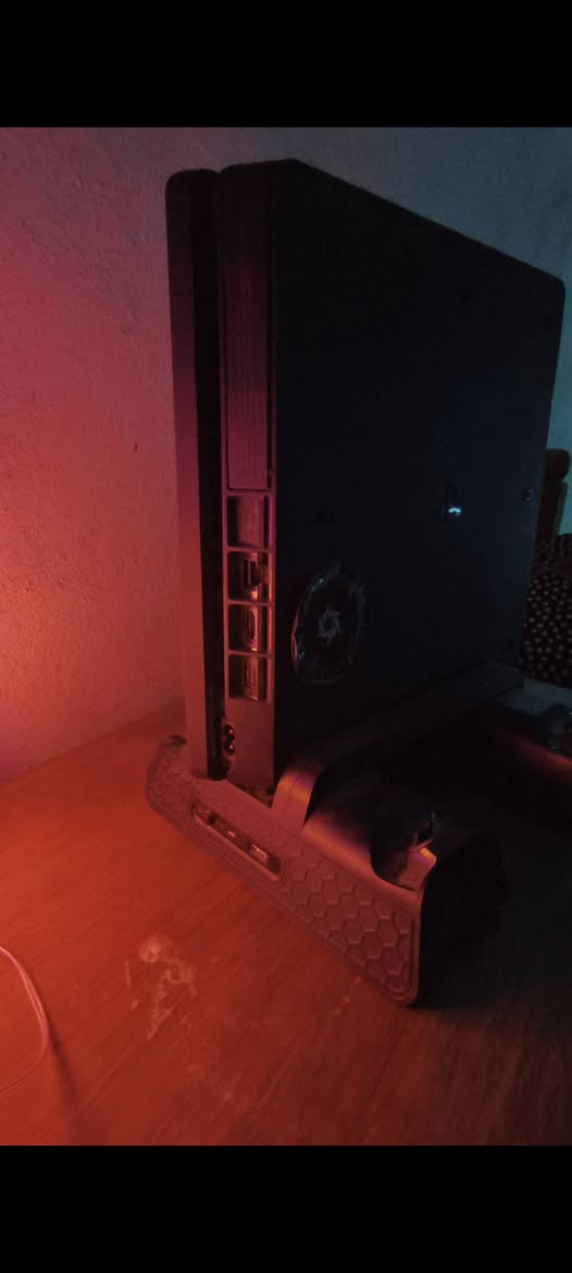 🎮 للبيع بلايستيشن 4 (PS4) بحالة ممتازة 🎮

✅ بلايستيشن 4 سليم نظيف جدًا، وكالة وما مفتوح أبدًا.
✅ غير مهكر ويشتغل بدون أي مشاكل.
✅ مع قاعدة للبلايستيشن.
✅ 3 أقراص أصلية:

- GTA V
- FIFA 18
- PES 2020
  ✅ 3 جويستكات (يدات) بحالة جيدة.
  ✅ الجهاز جاهز للاستخدام مباشرة.

📍 الجهاز نظيف والاستعمال خفيف.
💰 السعر: (350) وبي مجال للطيبين
المكان: بغداد ابو غريب
للتواصل والاستفسار: *********** واتساب
