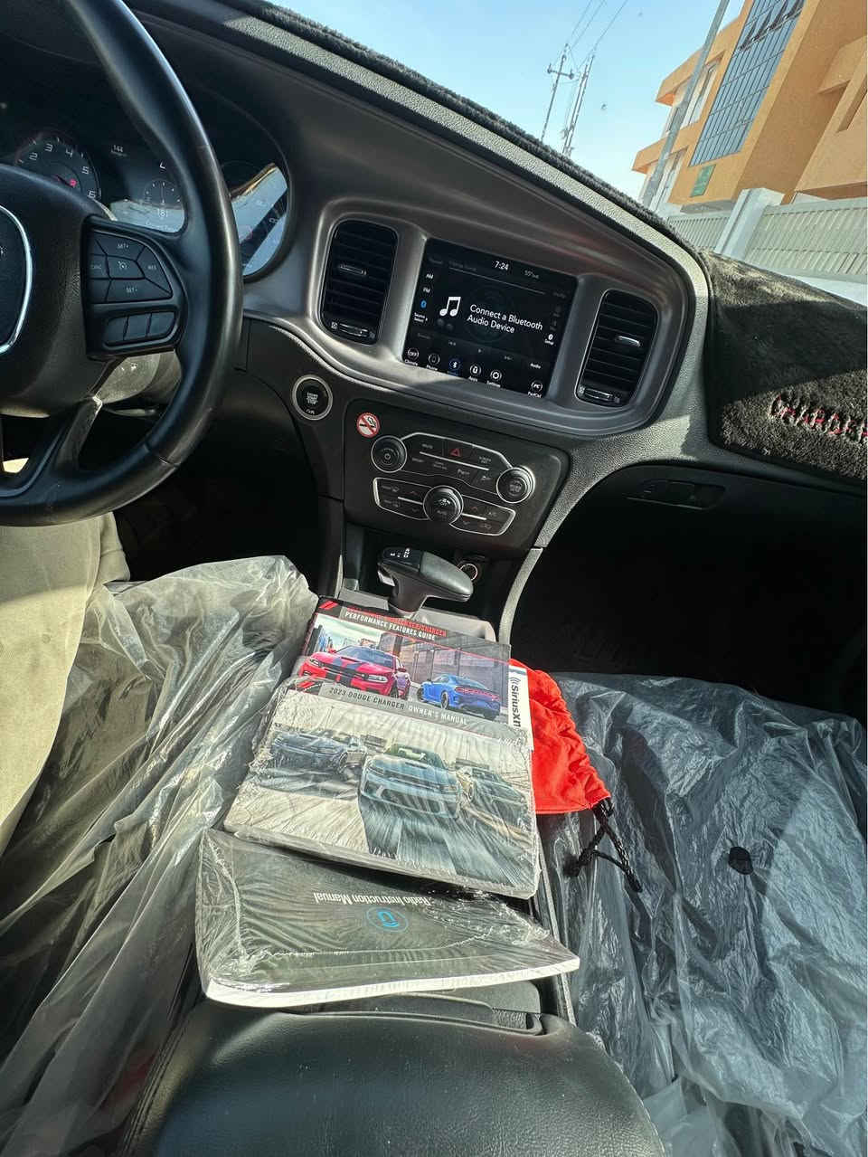 سلام عليكم ورحمه الله وبركاته جارجر GT لون مميز موديل 2023 أصلل سياره منفيس فحص موقت تترقم جميع محافظات سياره جديده لوك  ماشيه 21 وموصفات الجيتي معروفه نضام سبورت سوبر تراك باك كامره دوراه شاشه جبيره كشن حضن اهوي بيها موصفات سياره حادثه بنيد وجاملق يعني مبدل بيها قطعتين فقط وجاملق لمقابيل بي بارد 
سعرهه 220 بدون عمله قفل 🔒 
*********** القرنة, البصرة
