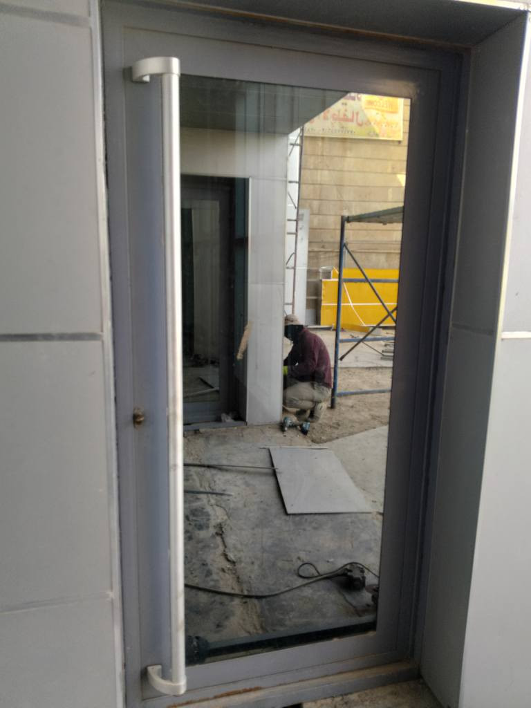 سلام عليكم 
بوب جام  عدد 3
قطعتين عرض متر ورتفاع 2متر
وقطعه ملحق عرض متر ونص وارتفاع 2متر و20
حديد مليمين يدات المنيوم داخل واخرج كيلونات كامله 
مكان بغداد اتواصل ***********
