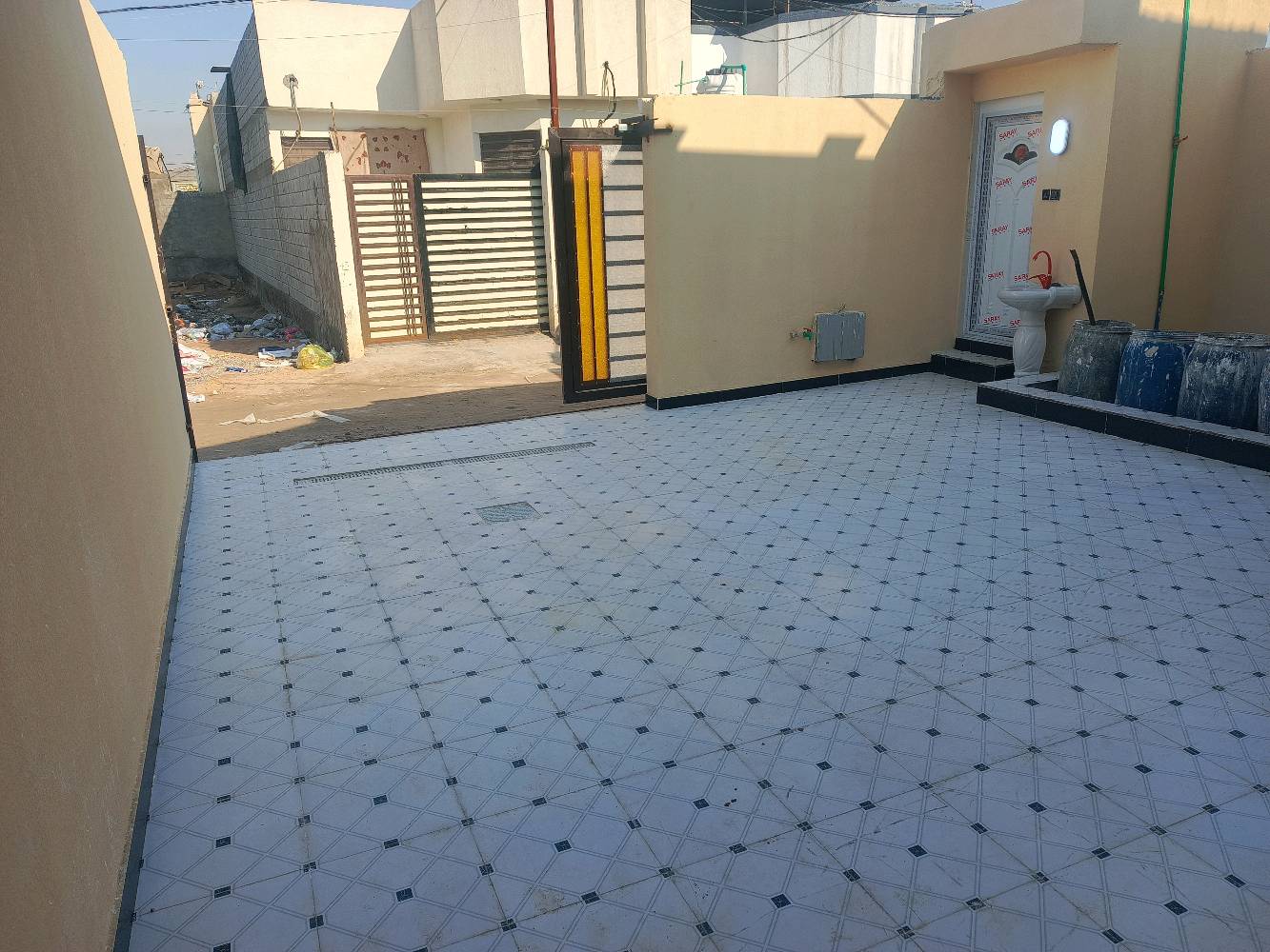 بيت للبيع مساحه 200متر سند 25 يحتوي علا غرفتين نوم صاله مطبخ حار بارد صحيات خارجيه وداخليه البيت جديد هستوه كمل بناء العنوان البصره شط العرب جزيره يوبه حي رايه 