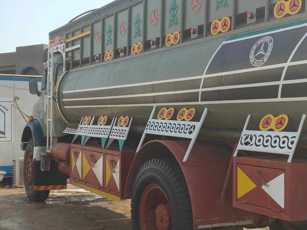 ---

*للبيع  مرسيدس موديل 1980* 🚛

*المواصفات:*
- *النوع*: مرسيدس 
- *الموديل*: 1980 
- *الرقم*: بغداد
- *الحالة*: السيارة نضيفة وجاهزة للشغل، تانكي حداد جواد السماوي، دوشمة كاملة، تايرات جديده
- *المكان*: كربلاء

*السعر: اتصال* 

الشراي الجاد يتصل وما نقصر وياه ان شاء الله

*للاستفسار***********
