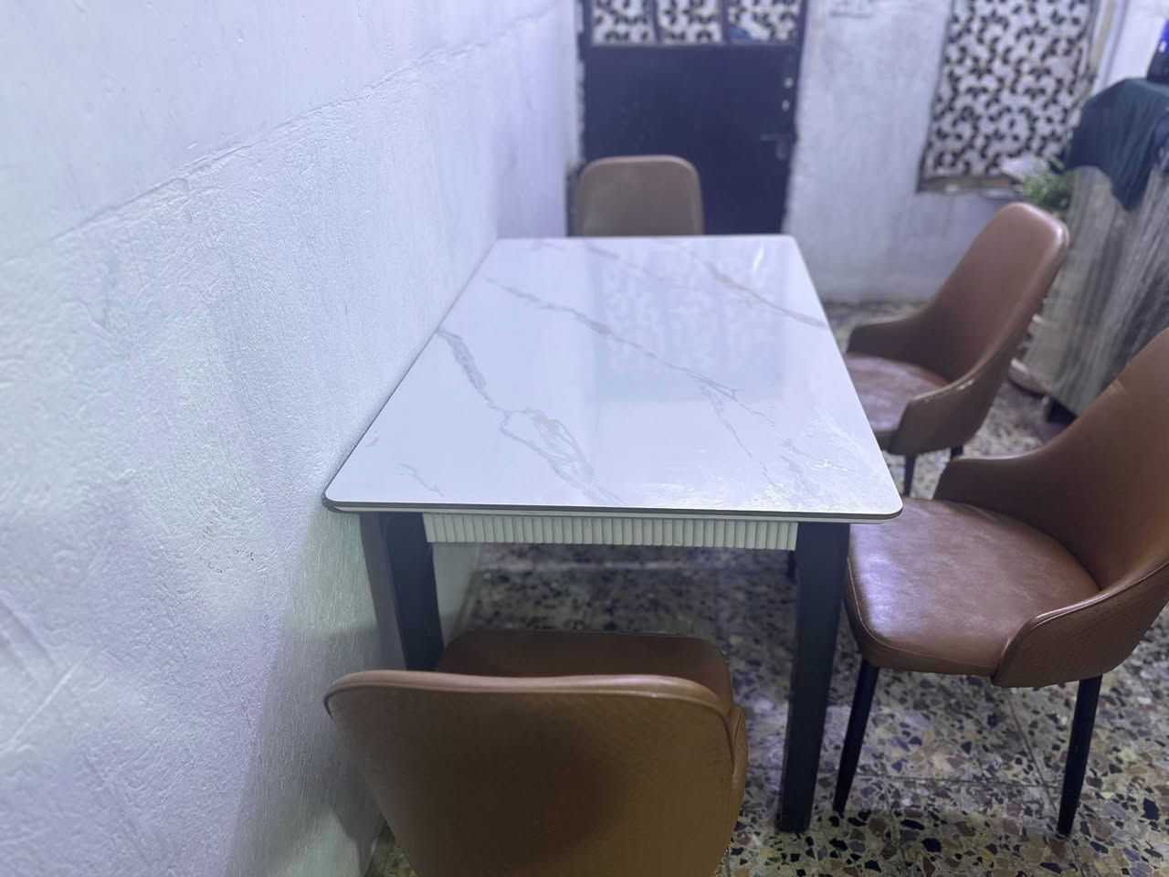 سلام وعليكم مجموعه غراض منزليه كنتور صاج نضيف اربع بيبان مثل ما واضح بصوره و٣ جرابي وحده حديد وثنين تركي وميز طعام زجاج يشمل اربع كراسي نضيفات كل اسعارهن بل خاص متواجد فيس وواتساب وهاذ رقمي ***********
