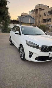 اخوان من رخصة الادمن عندي سورنتو للبيع170وبيها مجال  أو مراوس حسب القن...