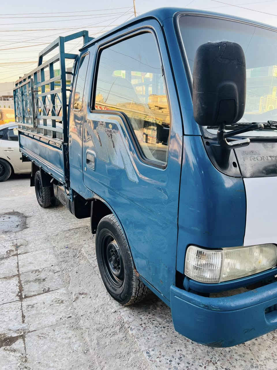 سلام عليكم فنتيره موديل 2000 سياره بلاديه بس الهلالات معمرات بسمنه مكان السياره   بغداد60 وبيه مجال قليل رقم الهاتف ***********
