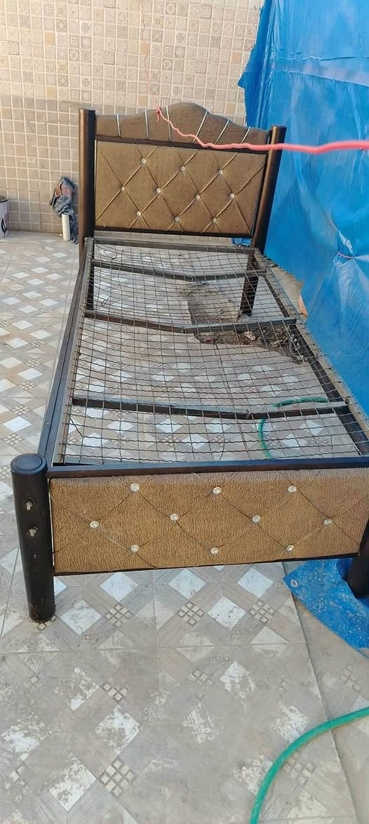 سلام عليكم
چرابي عدد ٣ نضيفات بس وحدة شوية تعبانه مثل ما بالصورة رايدهن ب٧٠ وبيهن مجال بسيط
العنوان المنسية
***********
