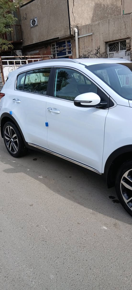 سبورتج موديل 21  ماشيه 90الف مابيه لابارد ولا صبغ بيه شخط بسيط ورصعه مثل ماموضح بالصوره السياره بصمه مكينه 2000دوش ع وضع الشركه  مكاني  بغداد للاستفسار الاتصال ع رقم ***********
