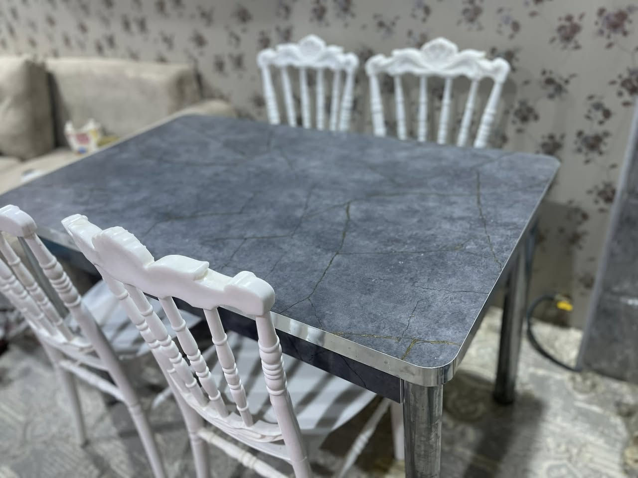 ميز طعام وحدة 70 

مع الكراسي 110
تخم جدا نضيف العام مشتريه جديد ب275

***********
