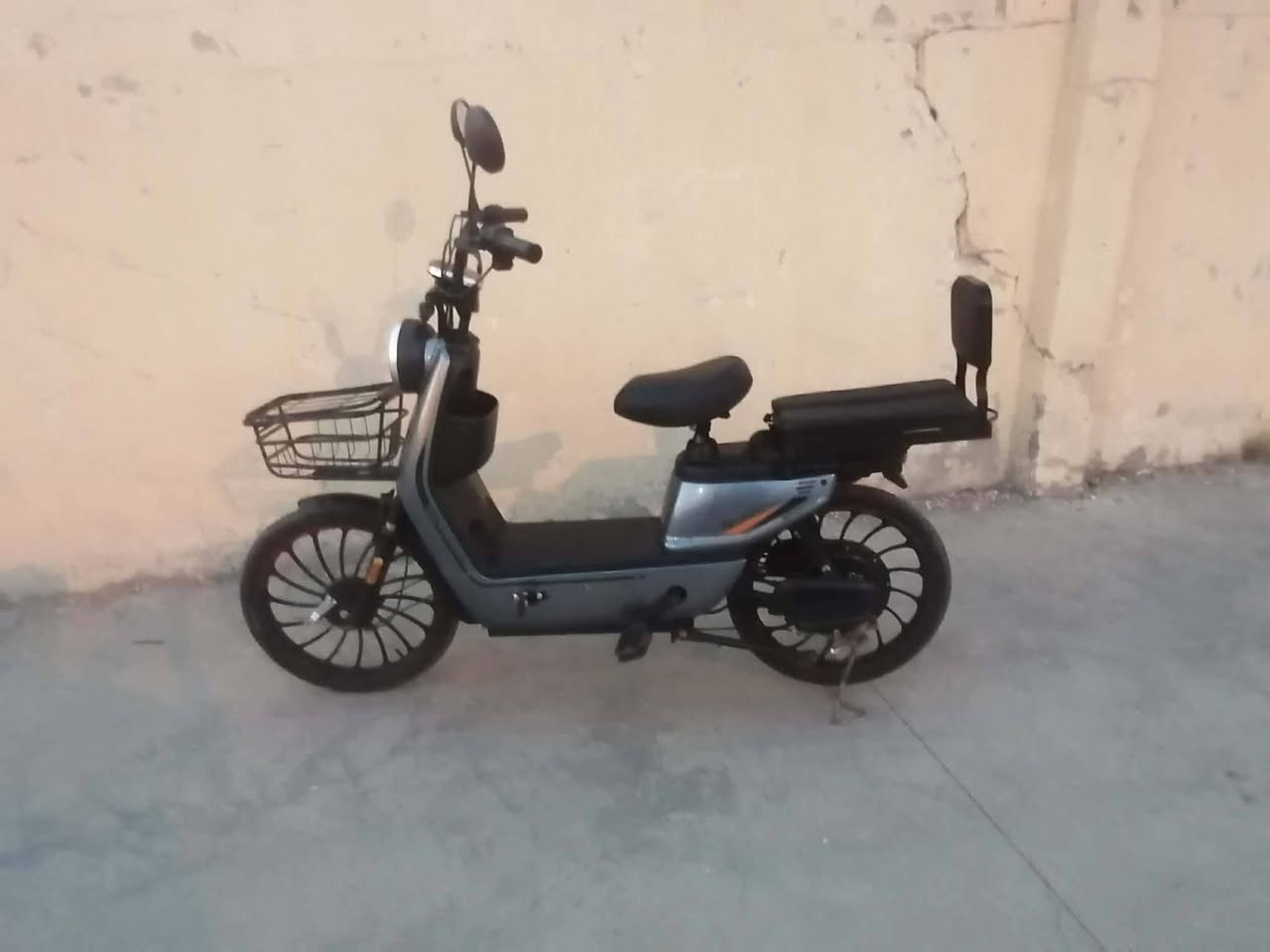 سلام عليكم للبيع

بايسكل شحن  حجم 20 
جديد حيل 
بطاريات نص عمر 
كامل 5بطاريات حجم 20 امبير 
السعر 225 وبي مجال قليل 

للاستفسار خاص او 
*********** مابي واتساب
