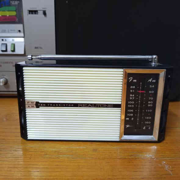 راديو REALTONE
انتاج اليابان 1963
جهاز موجتين FM AM 
سحب ونقاوه صوت جدا قوي 
يعمل بطاريات 4 قلم 
الاستفسار مراسلة الصفحه 
أو الاتصال***********
