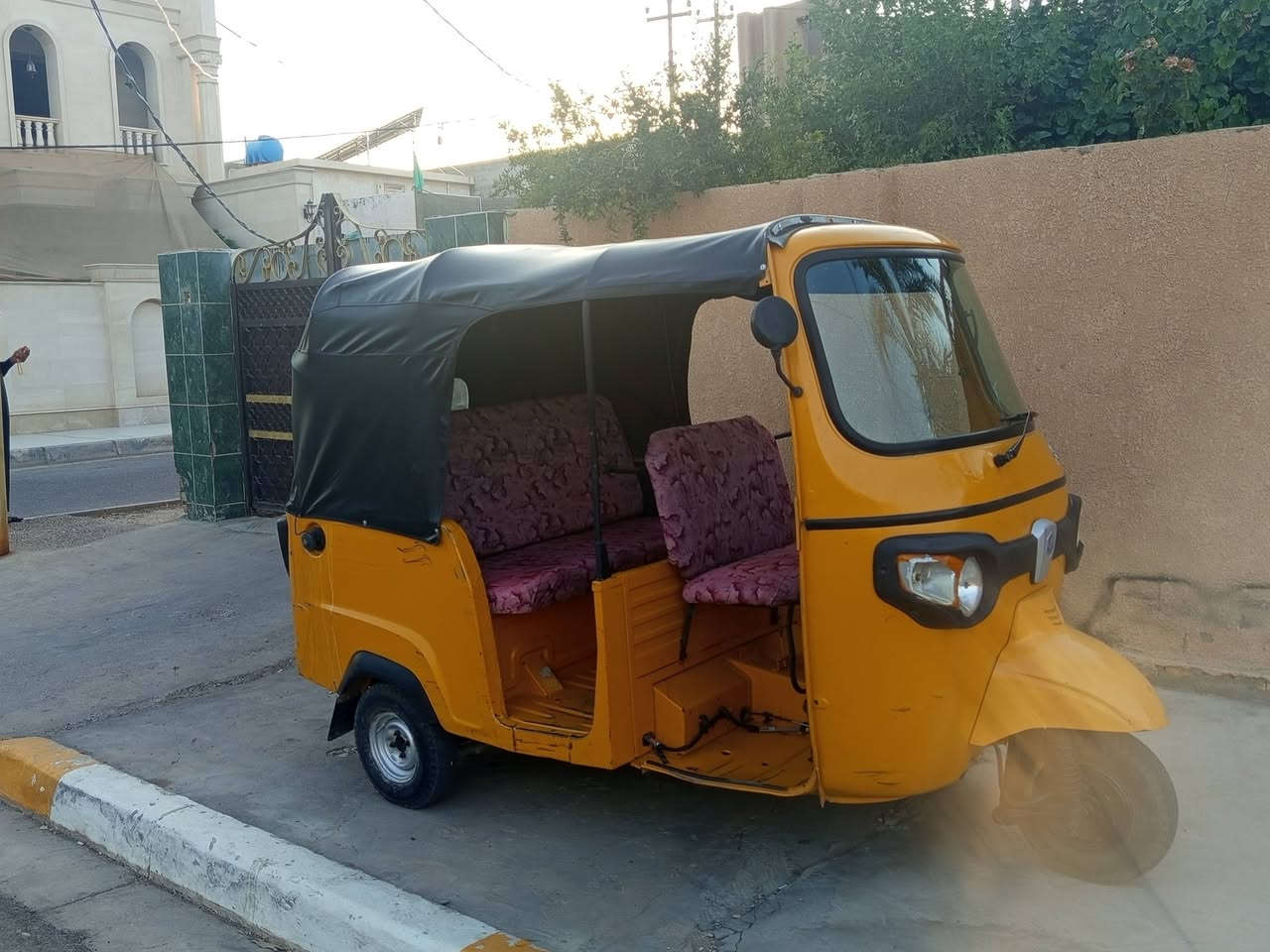 سلام عليكم تكتك بياجو للبيع موديل٢٠محورة محرك تي في اس ٢٤ محرك خير من  الله بيها طخة بلجاملغ الخلفي ومصلحة اوراق أصولي شرط الترقيمةالس.٠٠٠ وبيها مجال مكاني ديالى بلدروز رقم ***********
