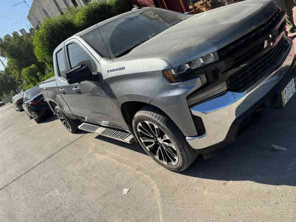 السلام عليكم سلفرادو للبيع موديل 2020ماشيه 60Kسونرهه مذكور بل صور سعر 190وبيهه مجال *********** موصفات LT
