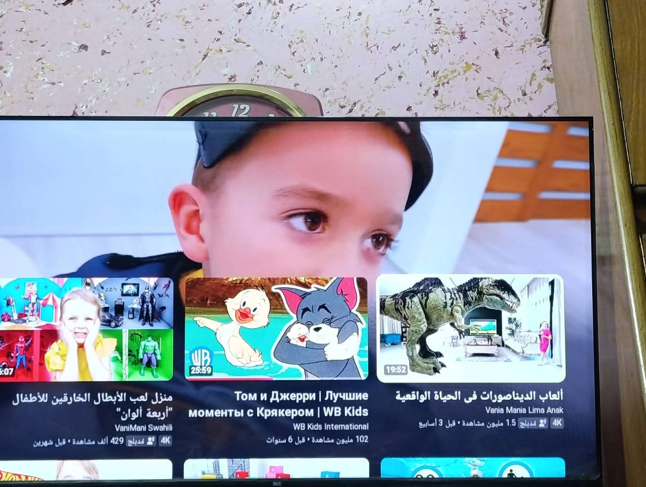 السلام عليكم شاشه DlCحجم42 انترنت ناطقه جديده صار يومين من اشتريتهه مواصفات الشاشه تطبيقات جاهزه  واي فاي بلوتوث HDMl ..USB..ريمونت فيه مايك تحكم صوتي الدقه 4K..نضام تشغيل اندرايد سمارت ..يوتيوب نتفلكس شاهد صوت واضح سنما     الاتصال على الرقم ***********
