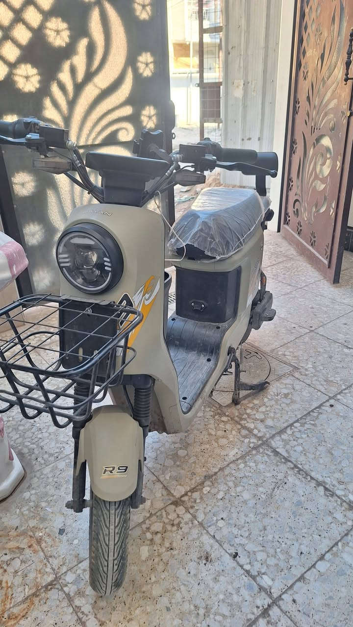 دراجة r9 موديل 2025دراجة خير من لله كهربائيات مكفولة من كلشي بايدر بعدني مشادة لمرايات موجودة ممشكلهة بل دراجةة
مشكلتهة خليتهة على الشحن ونفخت لبطاريات لدراجة كامت تمشي وتوكف يعني ينراد تبديل بطاريات اني ابيعهة الك كوم حديد لدراجة عارضهة ١٨٠ وهاذا رقمي *********** اتصل وتدلل مكاني بغداد الجديدة
