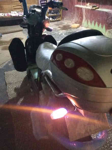 السلام عليكم 
الموطور:  للبيع 
الموطور نضيف كلش 
و كلشي بي شغال 
اربعه كير 
البطاريات عل فحص كلشي عل فحص 
عدد البطاريات 5بطاريات 
صويجين وبصمه 
وصويج مال الصندوق واحد فقط 
بصمه شغاله عن بعد 
كلشي بي شغال 
مكاني الرمادي السبعه كيلو 
السعر 450 وبي مجال 
الستفسار على هاذ الرقم «***********» 
بي واتساب وحياكم الله
